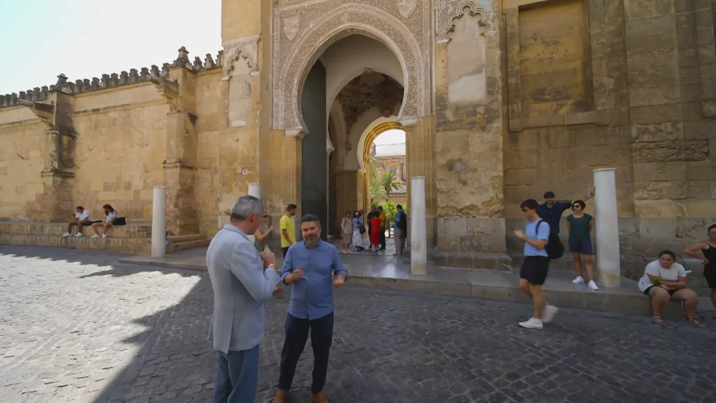 ¿Por qué la Mezquita de Córdoba no está orientada hacia la Meca, sino hacia el sur? ¿Por qué la Mezquita de Córdoba no está orientada hacia la Meca, sino hacia el sur?