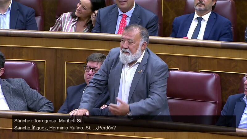 Un diputado del PSOE vota 'sí' a Feijóo y luego se corrige: "Se han confundido en sus apellidos"