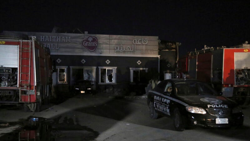 Las fuerzas de seguridad se reúnen en el lugar de un incendio fatal en el distrito de Hamdaniya, provincia de Nínive, Irak, el miércoles 27 de septiembre de 2023.