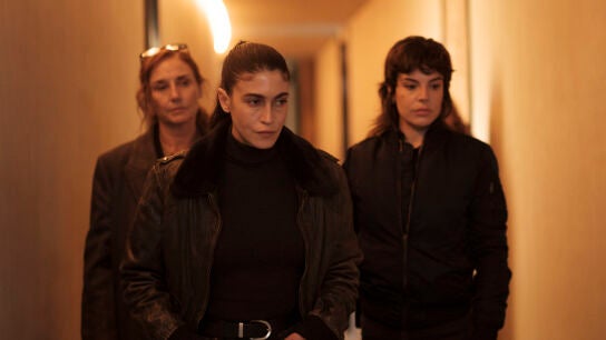 Mariajo (Mona Mart&iacute;nez), Elena Blanco (Nerea Barros) y Chesca (Luc&iacute;a Mart&iacute;n Abello), en 'La Red P&uacute;rpura'.