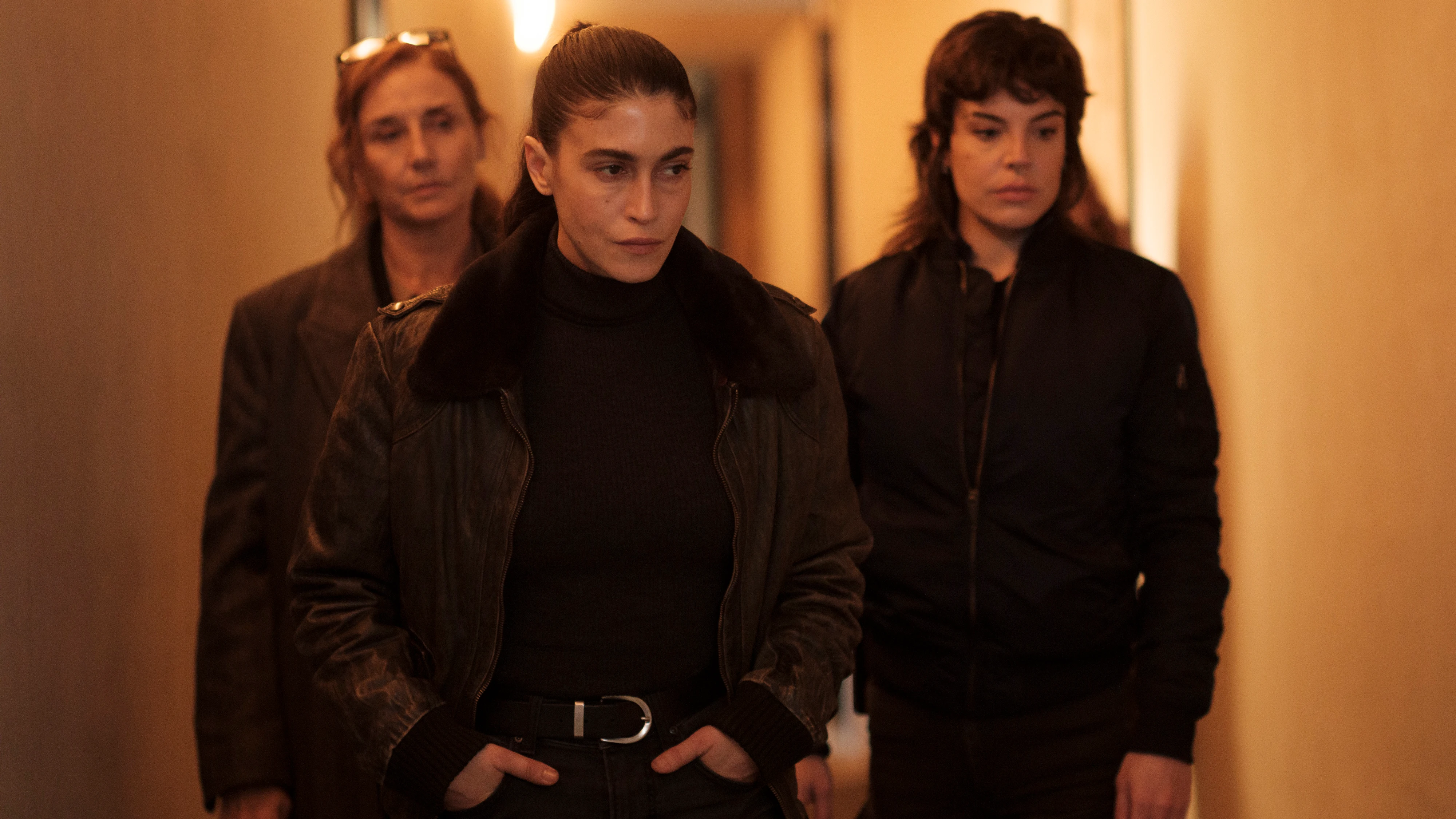 Mariajo (Mona Martínez), Elena Blanco (Nerea Barros) y Chesca (Lucía Martín Abello), en 'La Red Púrpura'.