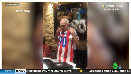 La emoción de un abuelo cuando le regalan una camiseta del Atleti de la temporada 70-71 por su 90 cumpleaños La emoción de un abuelo cuando le regalan una camiseta del Atleti de la temporada 70-71 por su 90 cumpleaños