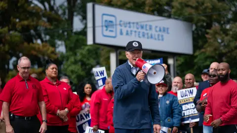 Biden participa en un piquete de trabajadores de la automoción en Michigan