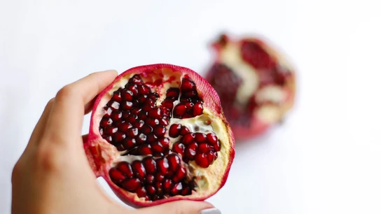 La granada es una de las frutas de temporada del mes de octubre Cuáles son las frutas y verduras de temporada de octubre