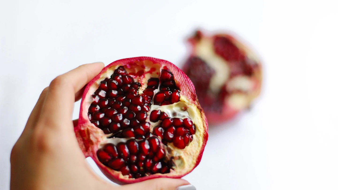 La granada es una de las frutas de temporada del mes de octubre Cuáles son las frutas y verduras de temporada de octubre