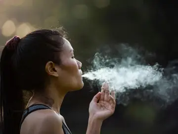 mujer fumando mujer fumando