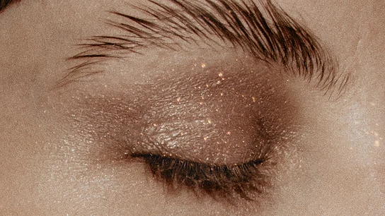 Imagen de archivo de un maquillaje con purpurina. Imagen de archivo de un maquillaje con purpurina.