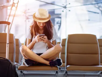 chica esperando un vuelo en el aeropuerto chica esperando un vuelo en el aeropuerto