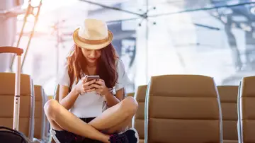 chica esperando un vuelo en el aeropuerto chica esperando un vuelo en el aeropuerto