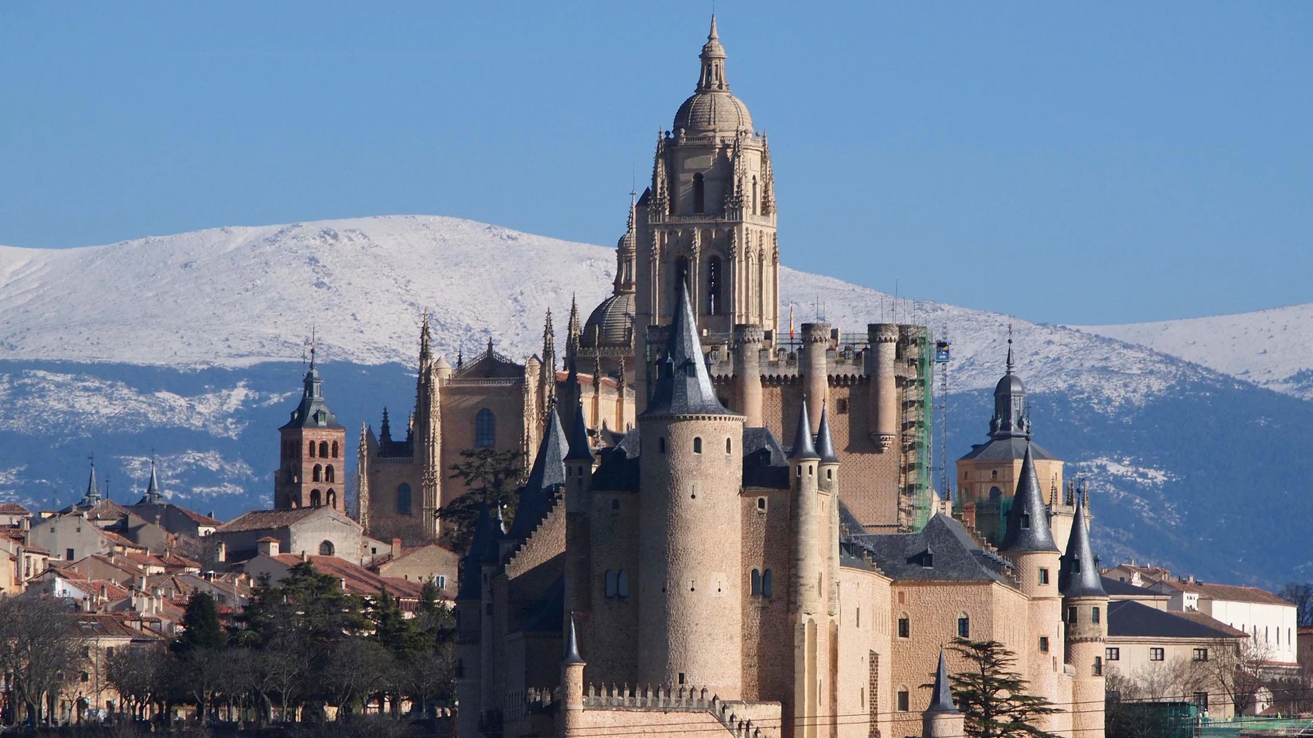 Vista del Alcázar de Segovia, delante de la catedral. 