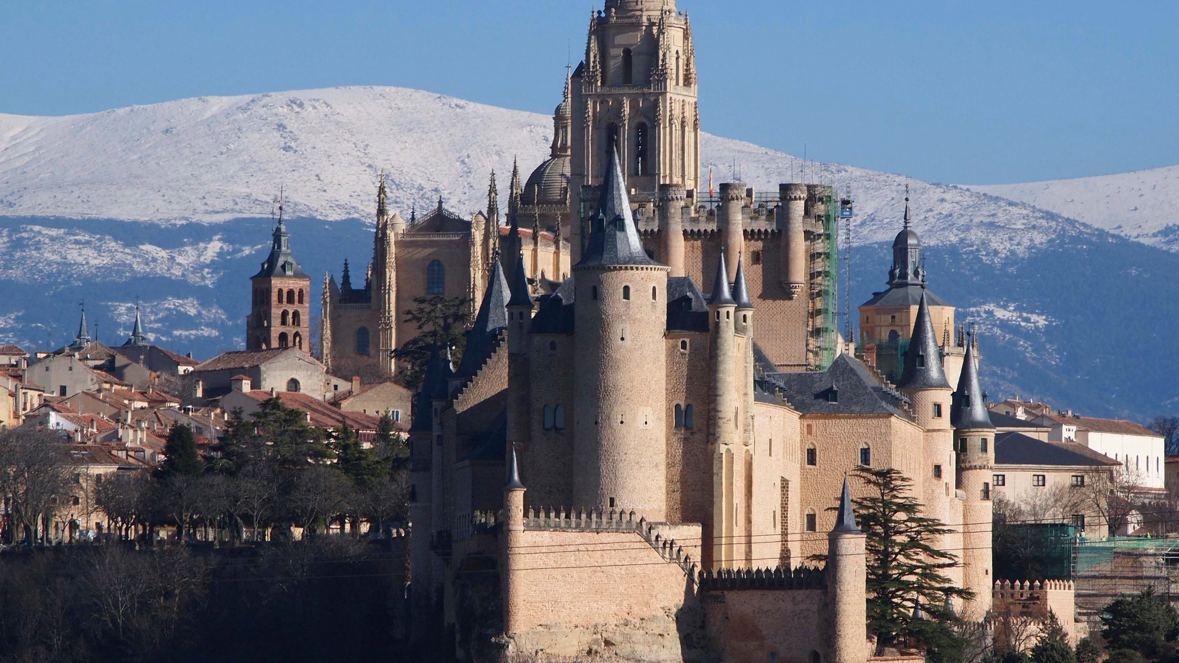 Vista del Alcázar de Segovia, delante de la catedral. 