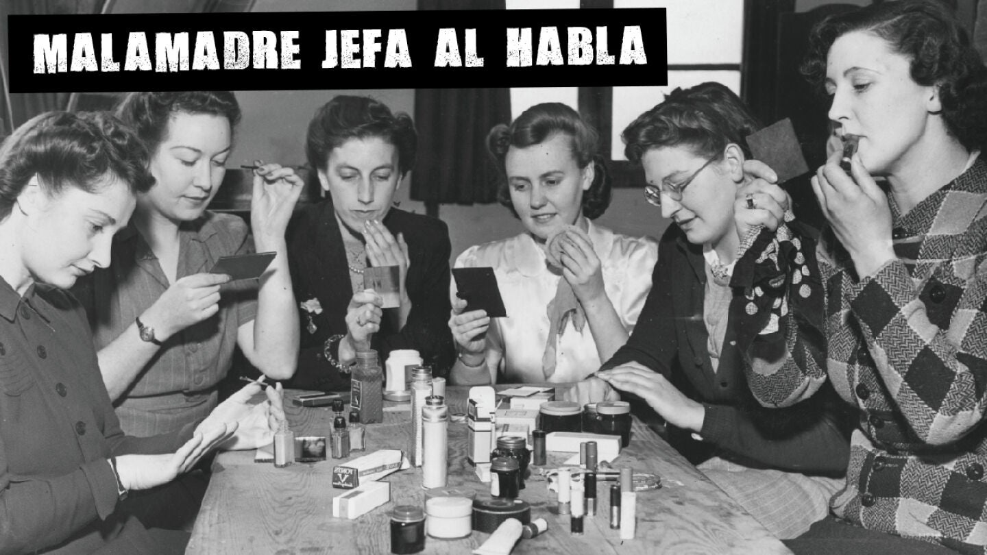 Mujeres probando cosm&eacute;ticos de un club de belleza de los a&ntilde;os 40 