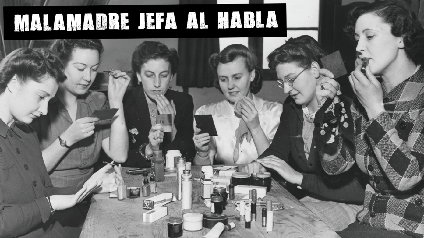 Mujeres probando cosméticos de un club de belleza de los años 40 Mujeres probando cosméticos de un club de belleza de los años 40