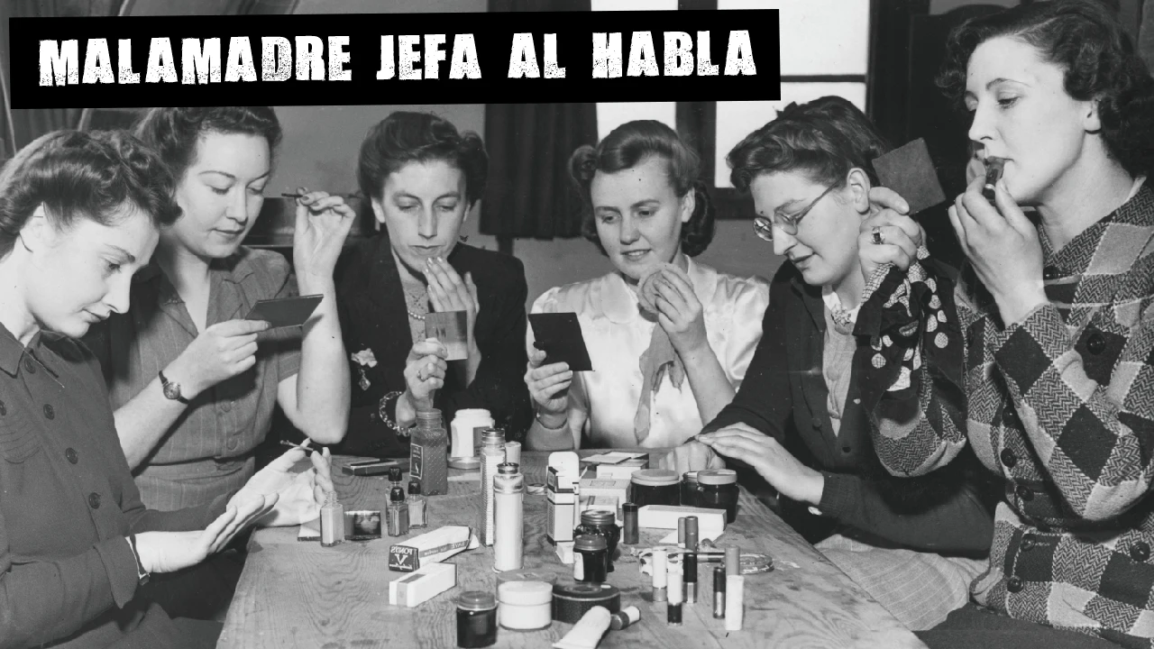 Mujeres probando cosméticos de un club de belleza de los años 40 