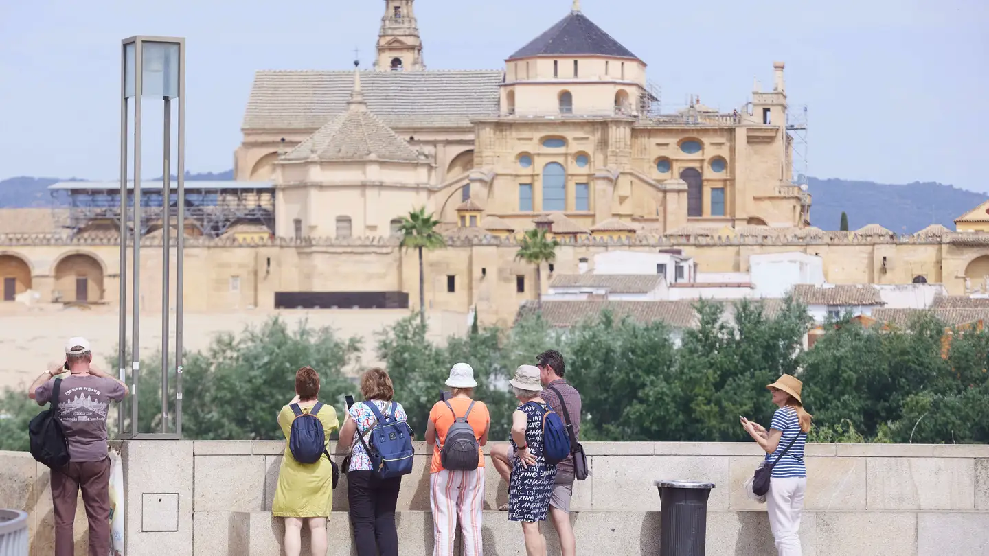 Varias personas realizan fotografías al puente de San Rafael, en Córdoba. Varias personas realizan fotografías al puente de San Rafael, en Córdoba.