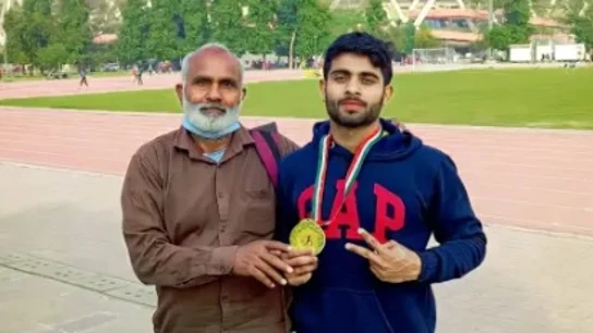 El atleta Lalit Kumar recibe la medalla El atleta Lalit Kumar recibe la medalla