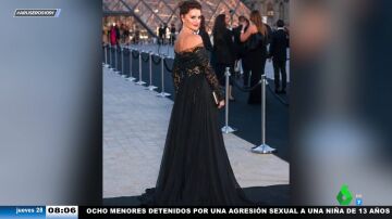 Penélope Cruz deslumbra en el Louvre por la Semana de la Moda de París con este espectacular mono negro