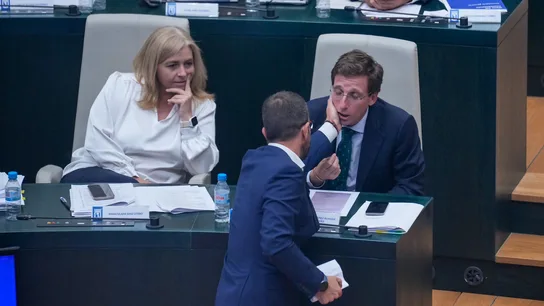 Imagen del momento en el que el concejal socialista toca la cara del alcalde de la capital. Imagen del momento en el que el concejal socialista toca la cara del alcalde de la capital.