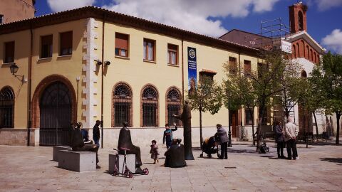  Grupo escultórico en homenaje al antiguo Estudio General en la Plaza de San Pablo.