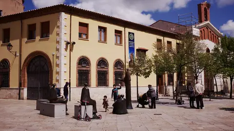 Grupo escultórico en homenaje al antiguo Estudio General en la Plaza de San Pablo. Grupo escultórico en homenaje al antiguo Estudio General en la Plaza de San Pablo.