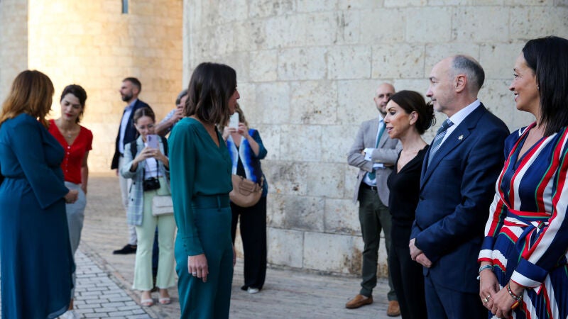 La ministra de Igualdad en funciones, Irene Montero (c) saluda a la presidenta de las Cortes de Aragón, Marta Fernández.