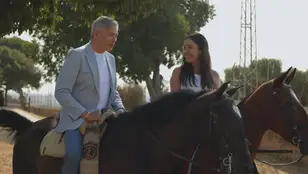"Me siento como si viniera a rescatar a un príncipe": la reacción de Boris Izaguirre al llegar a Medina Azahara en caballo