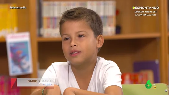 La divertida respuesta de un niño al regalarle ropa: "La emoción va por dentro pero la cara va por fuera" La divertida respuesta de un niño al regalarle ropa: "La emoción va por dentro pero la cara va por fuera"
