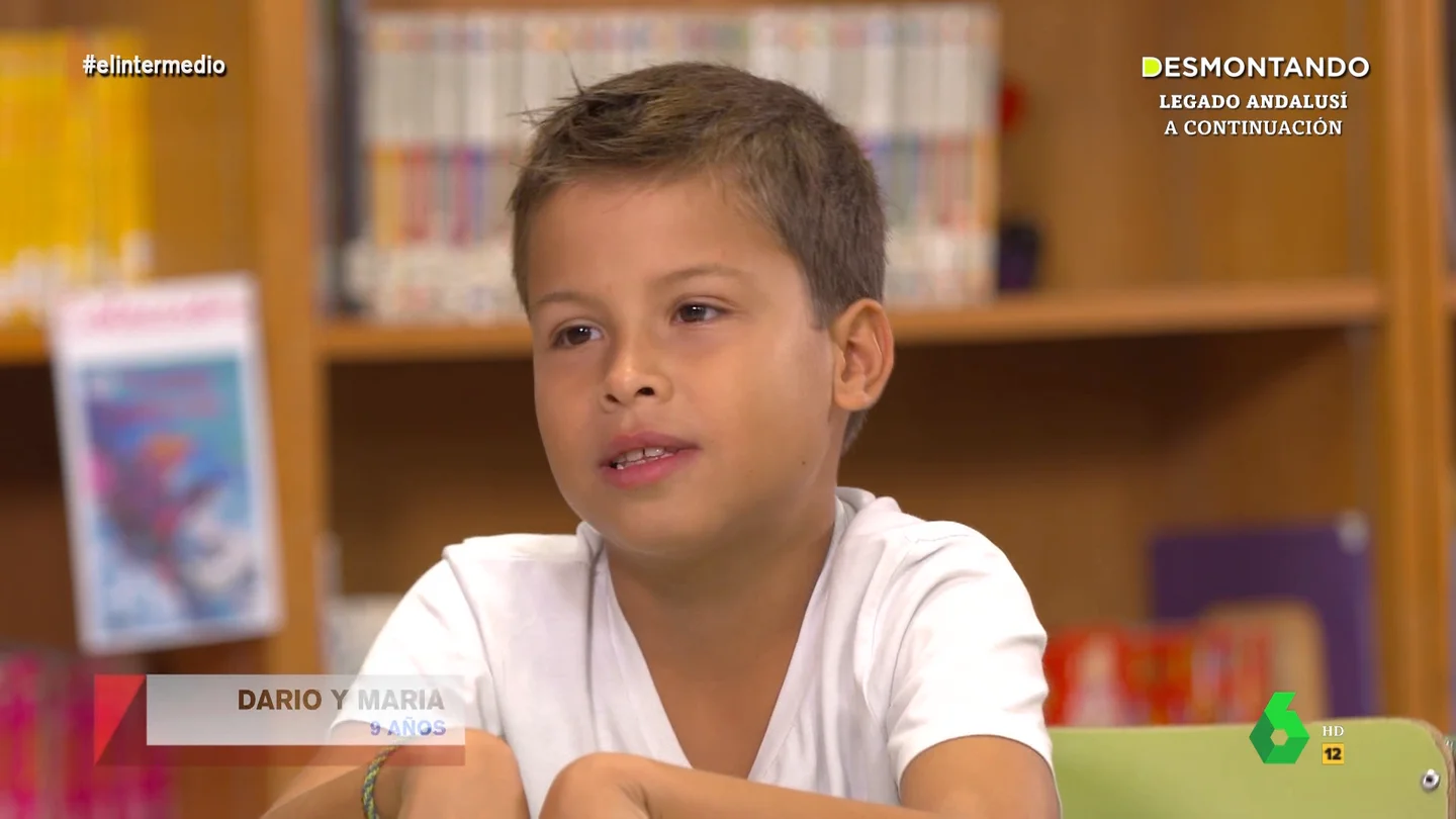 La divertida respuesta de un niño al regalarle ropa: "La emoción va por dentro pero la cara va por fuera" La divertida respuesta de un niño al regalarle ropa: "La emoción va por dentro pero la cara va por fuera"