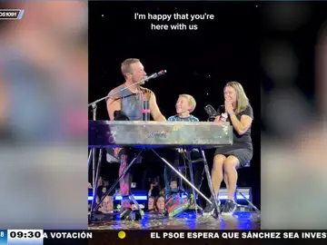 Chris Martin (Coldplay) sube al escenario a un niño que cumple 10 años y le dedica una canción personalizada