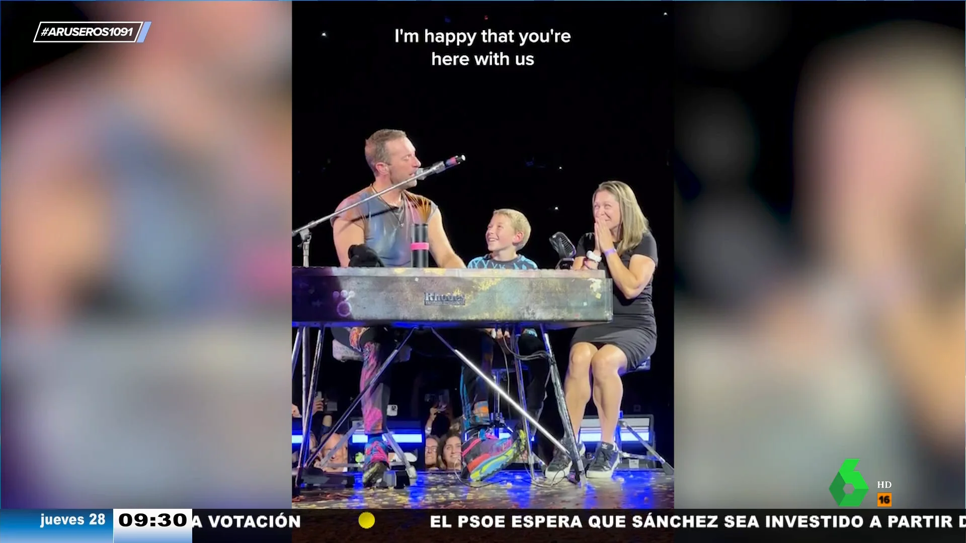 Chris Martin (Coldplay) sube al escenario a un niño que cumple 10 años y le dedica una canción personalizada