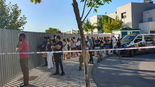Detenido un menor de 14 años tras herir con un cuchillo a tres profesores y un alumno en un instituto de Jerez Detenido un menor de 14 años tras herir con un cuchillo a tres profesores y un alumno en un instituto de Jerez