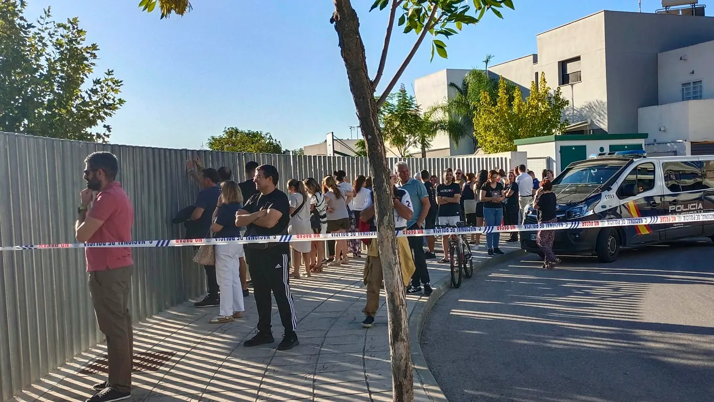 Detenido un menor de 14 años tras herir con un cuchillo a tres profesores y un alumno en un instituto de Jerez Detenido un menor de 14 años tras herir con un cuchillo a tres profesores y un alumno en un instituto de Jerez