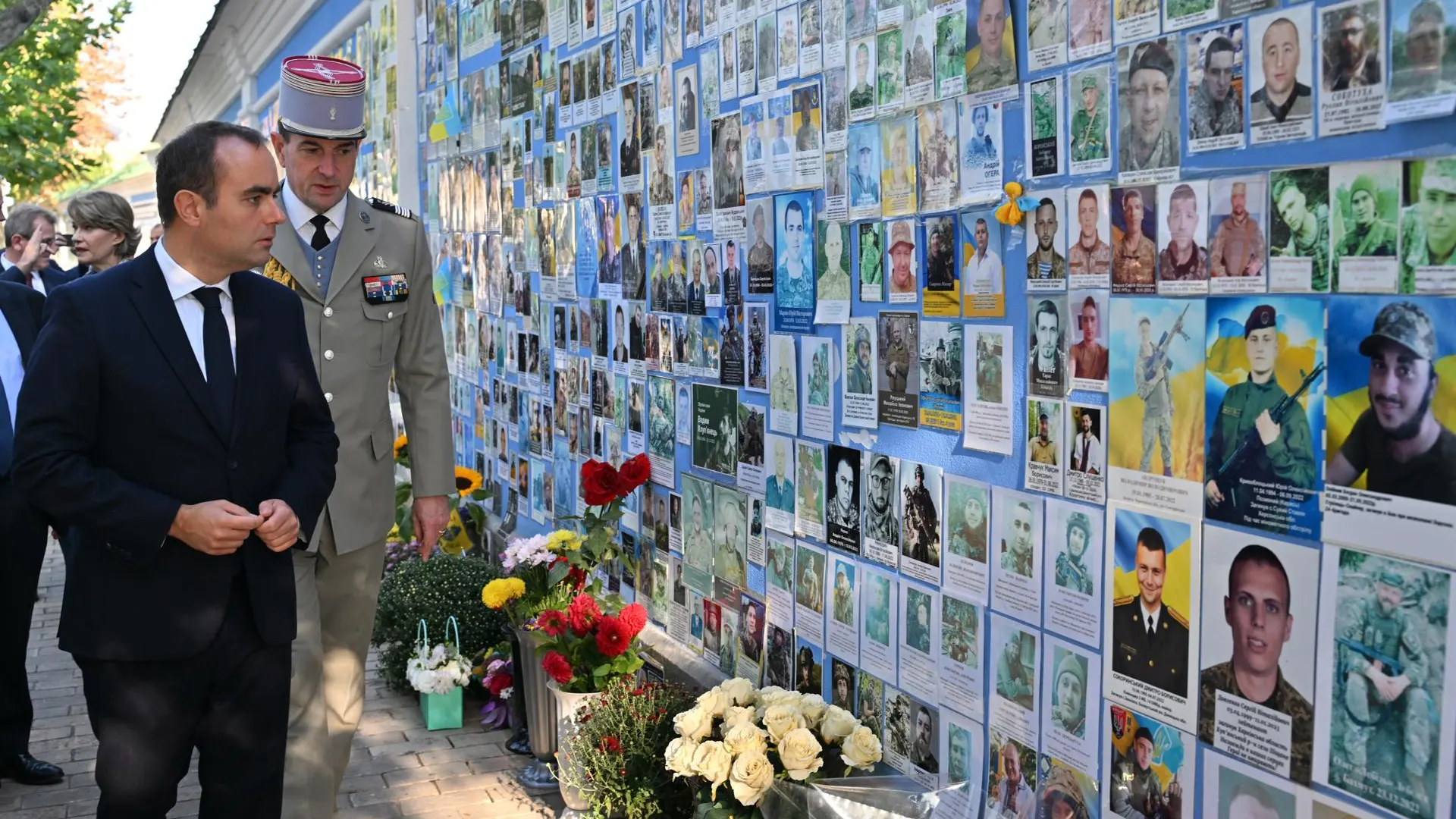 El Ministro de Defensa francés, Sébastien Lecornu (i), observa el Muro de la Memoria de los Defensores Caídos de Ucrania durante su visita a Kyiv.