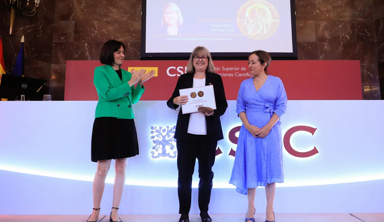 La Premio Nobel de Física en 2018, Donna Strickland, recibe la Medalla de Oro del CSIC