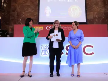 La Premio Nobel de Física en 2018, Donna Strickland, recibe la Medalla de Oro del CSIC La Premio Nobel de Física en 2018, Donna Strickland, recibe la Medalla de Oro del CSIC