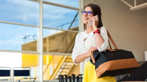 Mujer en el aeropuerto con el bolso Mujer en el aeropuerto con el bolso