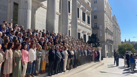 El PP plasma su apoyo a Feij&oacute;o con una foto de grupo en las escalinatas del Congreso