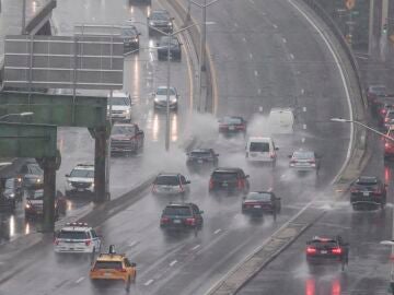 New York, in a state of emergency due to flooding that affects flights and public transportation