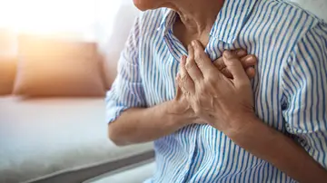 Mujer con posible infarto Mujer con posible infarto