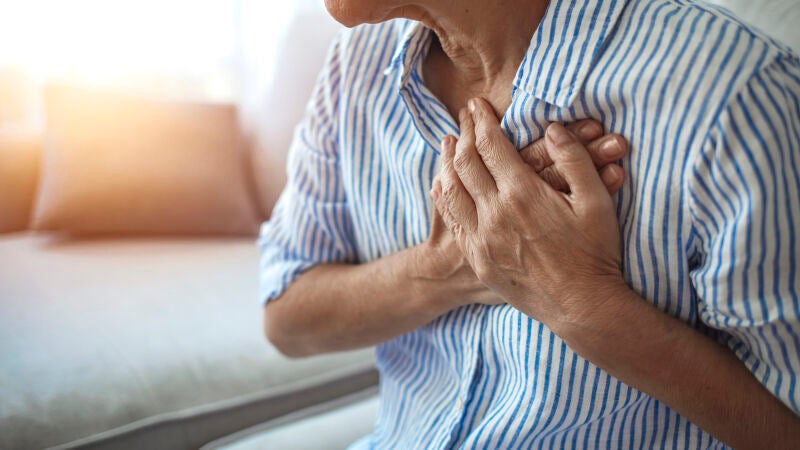 Síntomas de un infarto en mujeres que a menudo pasan desapercibidos