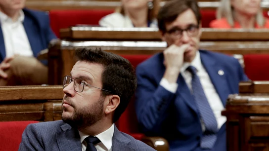 El presidente de la Generalitat, Pere Aragonès (i), y el lider del PSC, Salvador Illa (d), durante el pleno del Parlament El presidente de la Generalitat, Pere Aragonès (i), y el lider del PSC, Salvador Illa (d), durante el pleno del Parlament/ EFE/Quique García