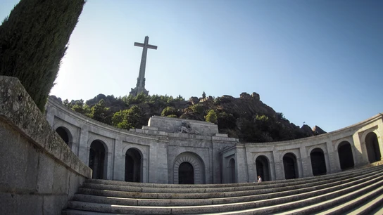 Vista de la fachada principal de la basílica del Valle de los Caídos, ahora denominado Valle de Cuelgamuros Vista de la fachada principal de la basílica del Valle de los Caídos, ahora denominado Valle de Cuelgamuros