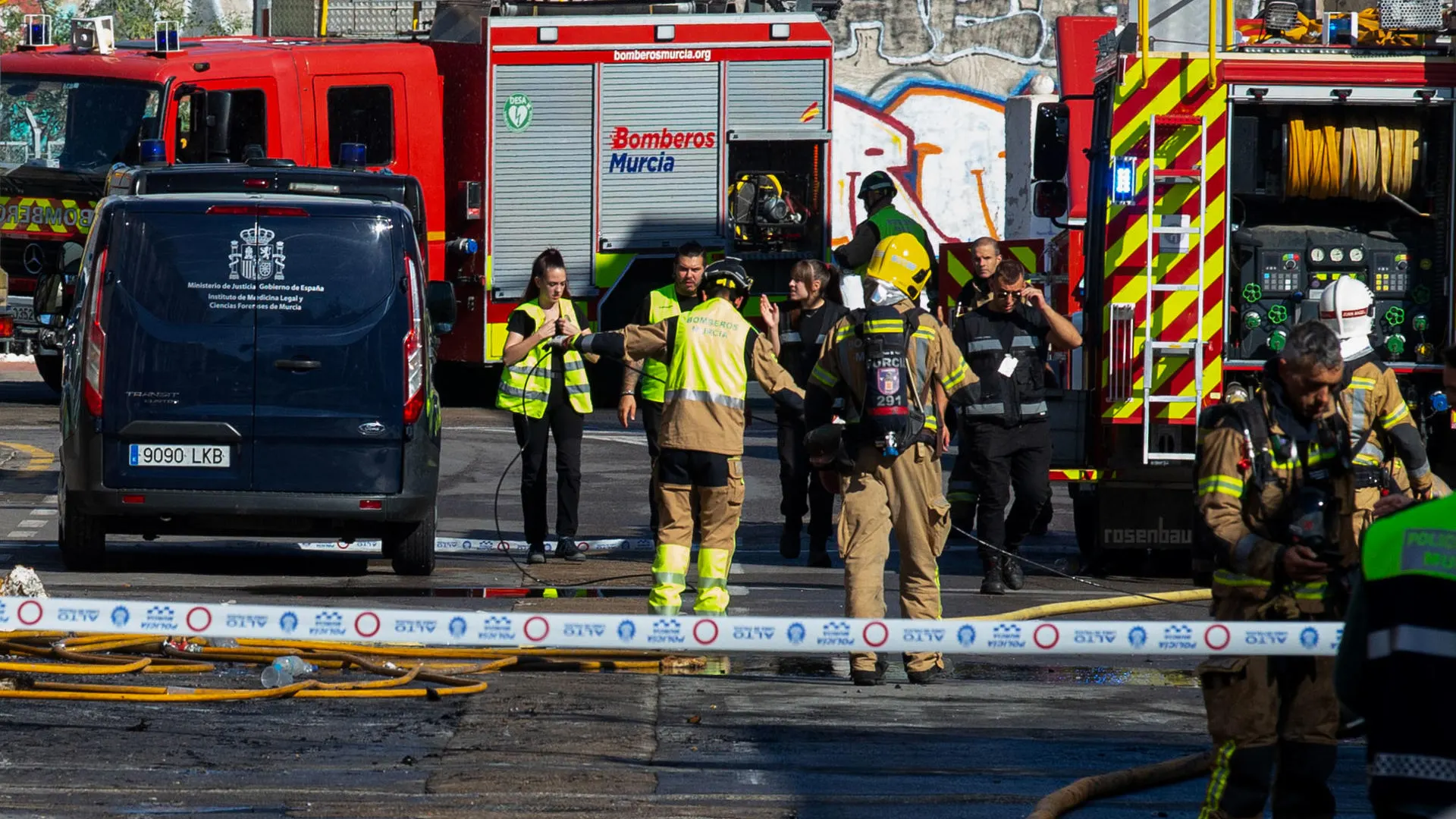 Bomberos en el lugar del incendio en una discoteca de Murcia