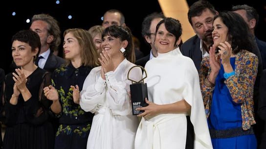 La cineasta donostiarra Jaione Camborda recibe la Concha de Oro a la Mejor Película por 'O Corno' La cineasta donostiarra Jaione Camborda recibe la Concha de Oro a la Mejor Película por 'O Corno'