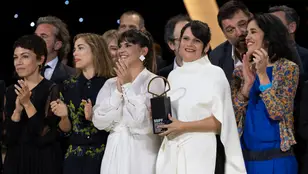 La cineasta donostiarra Jaione Camborda recibe la Concha de Oro a la Mejor Película por 'O Corno'