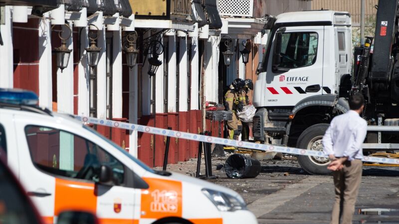 Bomberos de Murcia trabajan frente al Teatre, en la zona de ocio de Las Atalayas.