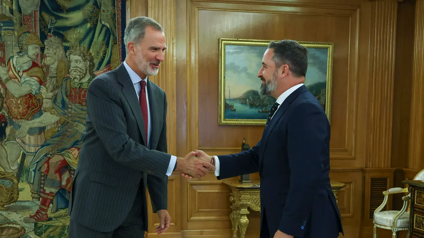 El rey Felipe VI recibe en audiencia al presidente de Vox, Santiago Abascal, este lunes, en el palacio de la Zarzuela. El rey Felipe VI recibe en audiencia al presidente de Vox, Santiago Abascal, este lunes, en el palacio de la Zarzuela.