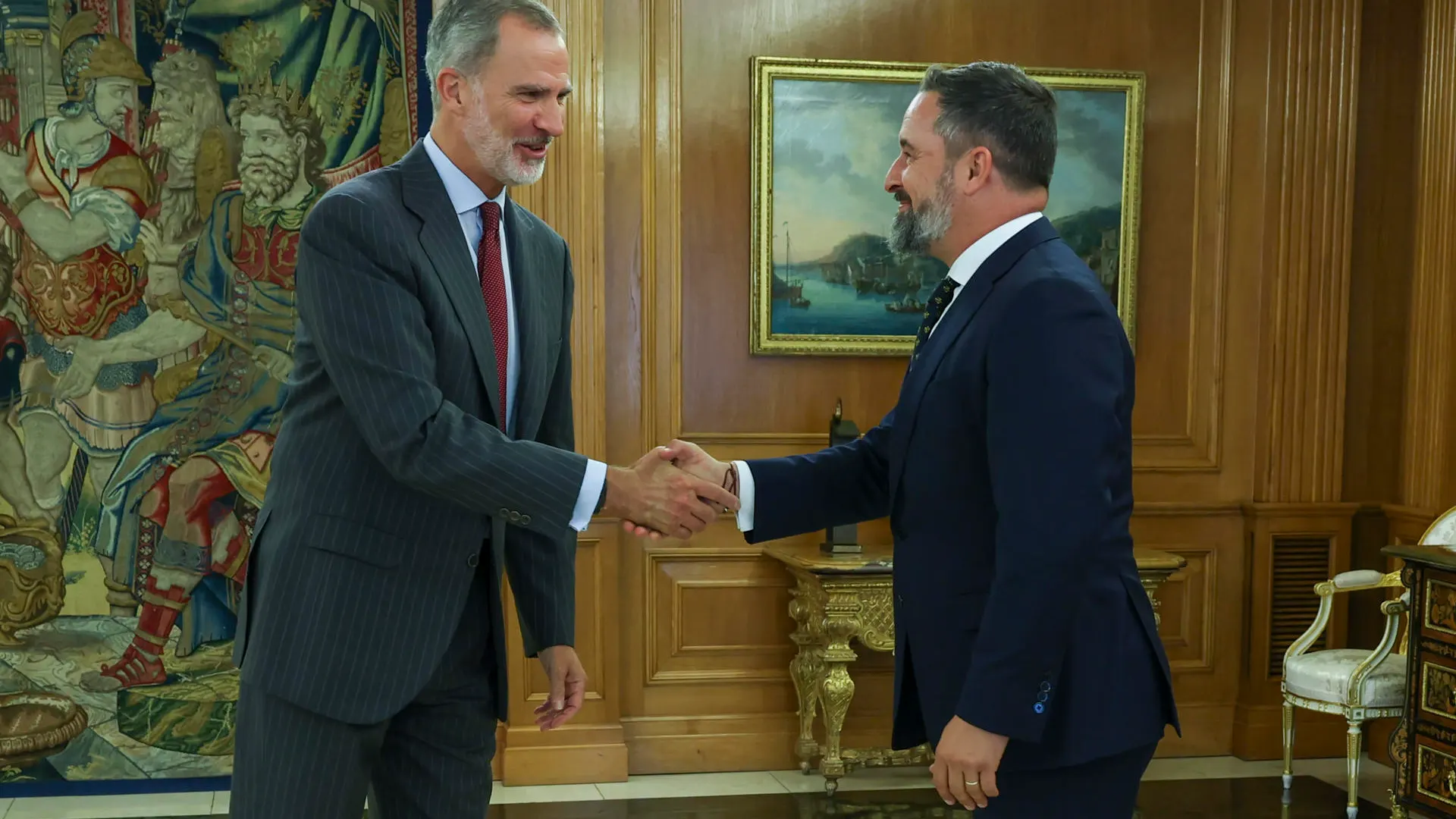 El rey Felipe VI recibe en audiencia al presidente de Vox, Santiago Abascal, este lunes, en el palacio de la Zarzuela.