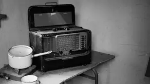 Una radio antigua en una cocina