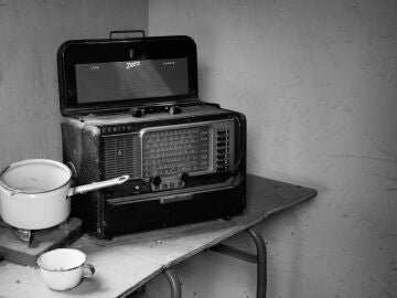 Una radio antigua en una cocina